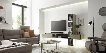 Wohnwand mit TV im großen Wohnraum